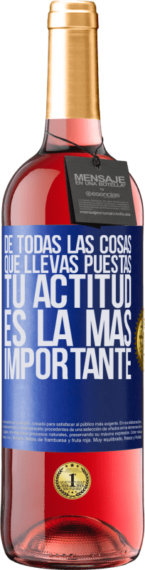 29,95 € Envío gratis | Vino Rosado Edición ROSÉ De todas las cosas que llevas puestas, tu actitud es la más importante Etiqueta Azul. Etiqueta personalizable Vino joven Cosecha 2024 Tempranillo