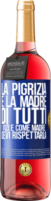 29,95 € Spedizione Gratuita | Vino rosato Edizione ROSÉ La pigrizia è la madre di tutti i vizi e come madre ... devi rispettarla Etichetta Blu. Etichetta personalizzabile Vino giovane Raccogliere 2024 Tempranillo