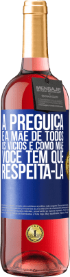 29,95 € Envio grátis | Vinho rosé Edição ROSÉ A preguiça é a mãe de todos os vícios e, como mãe ... você tem que respeitá-la Etiqueta Azul. Etiqueta personalizável Vinho jovem Colheita 2024 Tempranillo