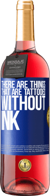 29,95 € 免费送货 | 桃红葡萄酒 ROSÉ版 有些东西没有墨水就被纹身 蓝色标签. 可自定义的标签 青年酒 收成 2025 Tempranillo