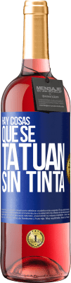 29,95 € Envío gratis | Vino Rosado Edición ROSÉ Hay cosas que se tatúan sin tinta Etiqueta Azul. Etiqueta personalizable Vino joven Cosecha 2024 Tempranillo