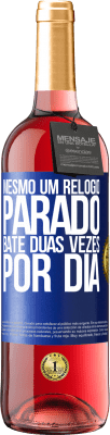 29,95 € Envio grátis | Vinho rosé Edição ROSÉ Mesmo um relógio parado bate duas vezes por dia Etiqueta Azul. Etiqueta personalizável Vinho jovem Colheita 2024 Tempranillo