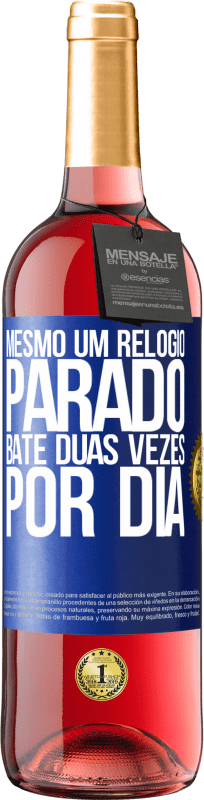 29,95 € Envio grátis | Vinho rosé Edição ROSÉ Mesmo um relógio parado bate duas vezes por dia Etiqueta Azul. Etiqueta personalizável Vinho jovem Colheita 2024 Tempranillo