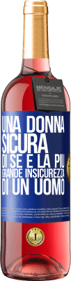 29,95 € Spedizione Gratuita | Vino rosato Edizione ROSÉ Una donna sicura di sé è la più grande insicurezza di un uomo Etichetta Blu. Etichetta personalizzabile Vino giovane Raccogliere 2024 Tempranillo