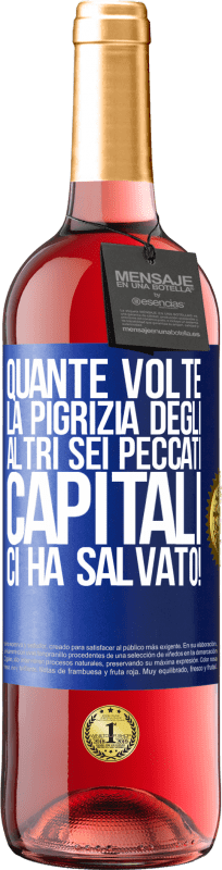 29,95 € Spedizione Gratuita | Vino rosato Edizione ROSÉ quante volte la pigrizia degli altri sei peccati capitali ci ha salvato! Etichetta Blu. Etichetta personalizzabile Vino giovane Raccogliere 2024 Tempranillo