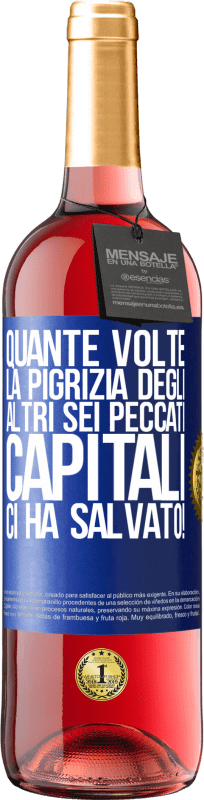 29,95 € Spedizione Gratuita | Vino rosato Edizione ROSÉ quante volte la pigrizia degli altri sei peccati capitali ci ha salvato! Etichetta Blu. Etichetta personalizzabile Vino giovane Raccogliere 2025 Tempranillo