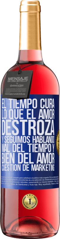 29,95 € Envío gratis | Vino Rosado Edición ROSÉ El tiempo cura lo que el amor destroza. Y seguimos hablando mal del tiempo y bien del amor. Cuestión de márketing Etiqueta Azul. Etiqueta personalizable Vino joven Cosecha 2024 Tempranillo