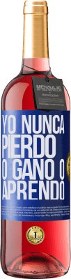 29,95 € Envío gratis | Vino Rosado Edición ROSÉ Yo nunca pierdo. O gano o aprendo Etiqueta Azul. Etiqueta personalizable Vino joven Cosecha 2023 Tempranillo