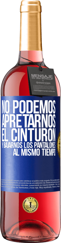 29,95 € Envío gratis | Vino Rosado Edición ROSÉ No podemos apretarnos el cinturón y bajarnos los pantalones al mismo tiempo Etiqueta Azul. Etiqueta personalizable Vino joven Cosecha 2024 Tempranillo