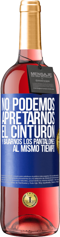 29,95 € Envío gratis | Vino Rosado Edición ROSÉ No podemos apretarnos el cinturón y bajarnos los pantalones al mismo tiempo Etiqueta Azul. Etiqueta personalizable Vino joven Cosecha 2025 Tempranillo