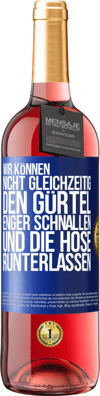 29,95 € Kostenloser Versand | Roséwein ROSÉ Ausgabe Wir können nicht gleichzeitig den Gürtel enger schnallen und die Hose runterlassen Blaue Markierung. Anpassbares Etikett Junger Wein Ernte 2024 Tempranillo