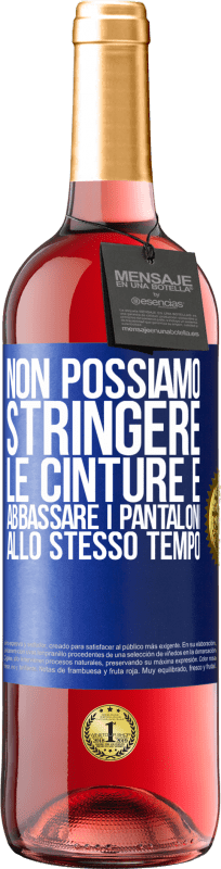 29,95 € Spedizione Gratuita | Vino rosato Edizione ROSÉ Non possiamo stringere le cinture e abbassare i pantaloni allo stesso tempo Etichetta Blu. Etichetta personalizzabile Vino giovane Raccogliere 2024 Tempranillo