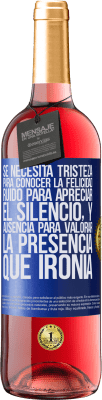 29,95 € Envío gratis | Vino Rosado Edición ROSÉ Se necesita tristeza para conocer la felicidad, ruido para apreciar el silencio, y ausencia para valorar la presencia. Qué Etiqueta Azul. Etiqueta personalizable Vino joven Cosecha 2024 Tempranillo