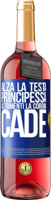 29,95 € Spedizione Gratuita | Vino rosato Edizione ROSÉ Alza la testa, principessa. Altrimenti la corona cade Etichetta Blu. Etichetta personalizzabile Vino giovane Raccogliere 2024 Tempranillo