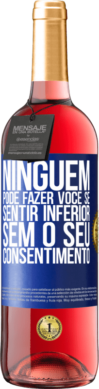 29,95 € Envio grátis | Vinho rosé Edição ROSÉ Ninguém pode fazer você se sentir inferior sem o seu consentimento Etiqueta Azul. Etiqueta personalizável Vinho jovem Colheita 2024 Tempranillo