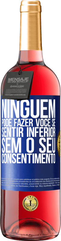 29,95 € Envio grátis | Vinho rosé Edição ROSÉ Ninguém pode fazer você se sentir inferior sem o seu consentimento Etiqueta Azul. Etiqueta personalizável Vinho jovem Colheita 2025 Tempranillo