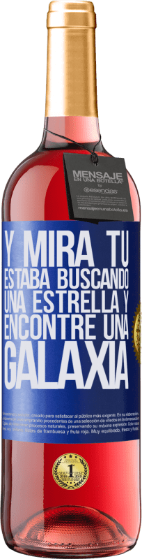 29,95 € Envío gratis | Vino Rosado Edición ROSÉ Y mira tú, estaba buscando una estrella y encontré una galaxia Etiqueta Azul. Etiqueta personalizable Vino joven Cosecha 2024 Tempranillo