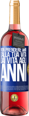 29,95 € Spedizione Gratuita | Vino rosato Edizione ROSÉ Non prendere anni dalla tua vita, dai vita agli anni Etichetta Blu. Etichetta personalizzabile Vino giovane Raccogliere 2024 Tempranillo