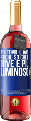 29,95 € Spedizione Gratuita | Vino rosato Edizione ROSÉ Non temo il buio, perché so che è dove è più luminoso Etichetta Blu. Etichetta personalizzabile Vino giovane Raccogliere 2023 Tempranillo