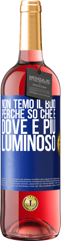 29,95 € Spedizione Gratuita | Vino rosato Edizione ROSÉ Non temo il buio, perché so che è dove è più luminoso Etichetta Blu. Etichetta personalizzabile Vino giovane Raccogliere 2024 Tempranillo