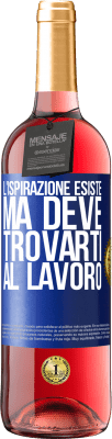 29,95 € Spedizione Gratuita | Vino rosato Edizione ROSÉ L'ispirazione esiste, ma deve trovarti al lavoro Etichetta Blu. Etichetta personalizzabile Vino giovane Raccogliere 2024 Tempranillo