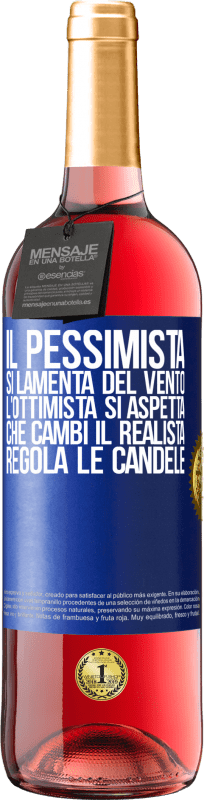 29,95 € Spedizione Gratuita | Vino rosato Edizione ROSÉ Il pessimista si lamenta del vento l'ottimista si aspetta che cambi il realista regola le candele Etichetta Blu. Etichetta personalizzabile Vino giovane Raccogliere 2024 Tempranillo