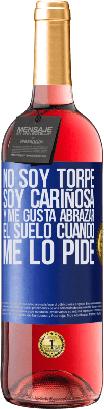 29,95 € Envío gratis | Vino Rosado Edición ROSÉ No soy torpe, soy cariñosa, y me gusta abrazar el suelo cuando me lo pide Etiqueta Azul. Etiqueta personalizable Vino joven Cosecha 2024 Tempranillo