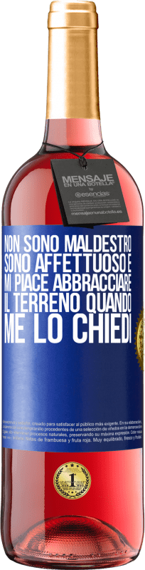 29,95 € Spedizione Gratuita | Vino rosato Edizione ROSÉ Non sono maldestro, sono affettuoso e mi piace abbracciare il terreno quando me lo chiedi Etichetta Blu. Etichetta personalizzabile Vino giovane Raccogliere 2024 Tempranillo