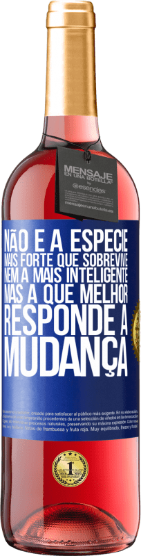 29,95 € Envio grátis | Vinho rosé Edição ROSÉ Não é a espécie mais forte que sobrevive, nem a mais inteligente, mas a que melhor responde à mudança Etiqueta Azul. Etiqueta personalizável Vinho jovem Colheita 2025 Tempranillo