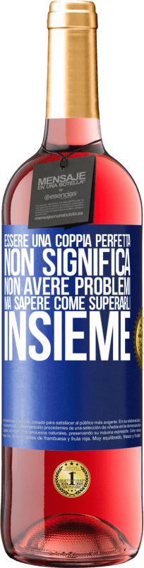 29,95 € Spedizione Gratuita | Vino rosato Edizione ROSÉ Essere una coppia perfetta non significa non avere problemi, ma sapere come superarli insieme Etichetta Blu. Etichetta personalizzabile Vino giovane Raccogliere 2024 Tempranillo