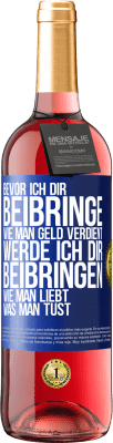 29,95 € Kostenloser Versand | Roséwein ROSÉ Ausgabe Bevor ich dir beibringe, wie man Geld verdient, werde ich dir beibringen, wie man liebt, was man tust Blaue Markierung. Anpassbares Etikett Junger Wein Ernte 2024 Tempranillo