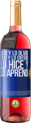 29,95 € Envío gratis | Vino Rosado Edición ROSÉ Lo oí y lo olvidé, lo vi y lo entendí, lo hice y lo aprendí Etiqueta Azul. Etiqueta personalizable Vino joven Cosecha 2025 Tempranillo