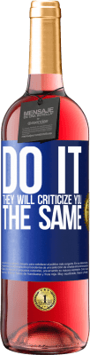 29,95 € 免费送货 | 桃红葡萄酒 ROSÉ版 做吧他们会同样批评你 蓝色标签. 可自定义的标签 青年酒 收成 2025 Tempranillo