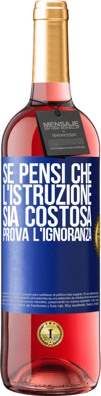 29,95 € Spedizione Gratuita | Vino rosato Edizione ROSÉ Se pensi che l'istruzione sia costosa, prova l'ignoranza Etichetta Blu. Etichetta personalizzabile Vino giovane Raccogliere 2024 Tempranillo