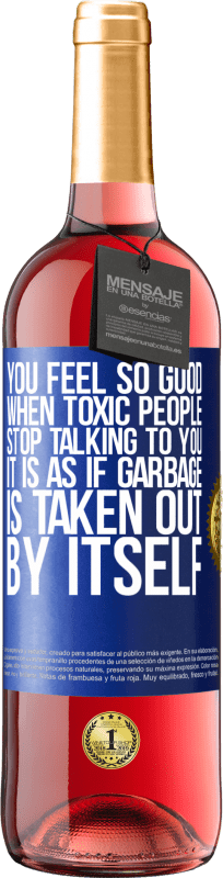 29,95 € Free Shipping | Rosé Wine ROSÉ Edition You feel so good when toxic people stop talking to you ... It is as if garbage is taken out by itself Blue Label. Customizable label Young wine Harvest 2025 Tempranillo