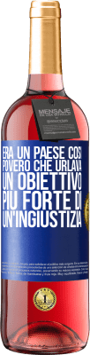 29,95 € Spedizione Gratuita | Vino rosato Edizione ROSÉ Era un paese così povero che urlava un obiettivo più forte di un'ingiustizia Etichetta Blu. Etichetta personalizzabile Vino giovane Raccogliere 2024 Tempranillo