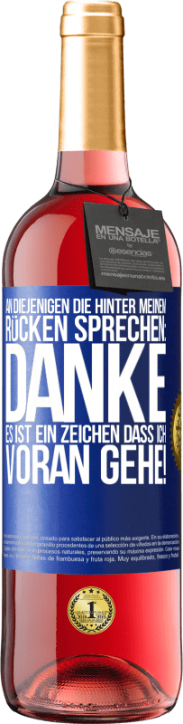 29,95 € Kostenloser Versand | Roséwein ROSÉ Ausgabe An diejenigen, die hinter meinem Rücken sprechen: DANKE. Es ist ein Zeichen, dass ich voran gehe! Blaue Markierung. Anpassbares Etikett Junger Wein Ernte 2024 Tempranillo