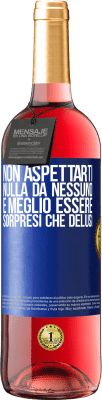 29,95 € Spedizione Gratuita | Vino rosato Edizione ROSÉ Non aspettarti nulla da nessuno. È meglio essere sorpresi che delusi Etichetta Blu. Etichetta personalizzabile Vino giovane Raccogliere 2024 Tempranillo