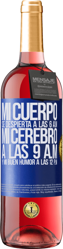 29,95 € Envío gratis | Vino Rosado Edición ROSÉ Mi cuerpo se despierta a las 6 a.m. Mi cerebro a las 9 a.m. y mi buen humor a las 12 p.m Etiqueta Azul. Etiqueta personalizable Vino joven Cosecha 2024 Tempranillo