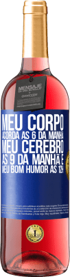 29,95 € Envio grátis | Vinho rosé Edição ROSÉ Meu corpo acorda às 6 da manhã Meu cérebro às 9 da manhã e meu bom humor às 12h Etiqueta Azul. Etiqueta personalizável Vinho jovem Colheita 2024 Tempranillo