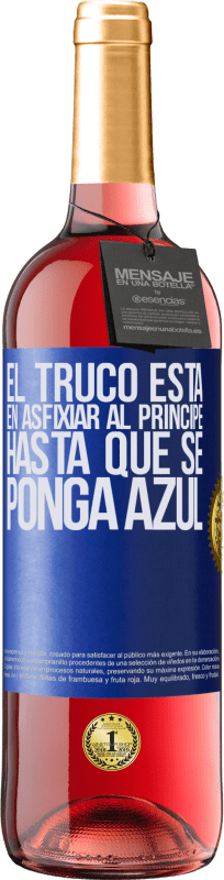 29,95 € Envío gratis | Vino Rosado Edición ROSÉ El truco está en axfisiar al príncipe hasta que se ponga azul Etiqueta Azul. Etiqueta personalizable Vino joven Cosecha 2023 Tempranillo