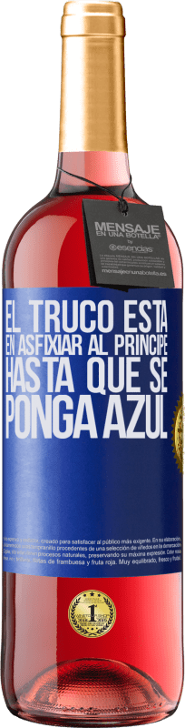 29,95 € Envío gratis | Vino Rosado Edición ROSÉ El truco está en axfisiar al príncipe hasta que se ponga azul Etiqueta Azul. Etiqueta personalizable Vino joven Cosecha 2024 Tempranillo