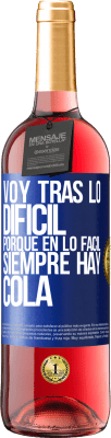 29,95 € Envío gratis | Vino Rosado Edición ROSÉ Voy tras lo difícil, porque en la lo fácil siempre hay cola Etiqueta Azul. Etiqueta personalizable Vino joven Cosecha 2025 Tempranillo