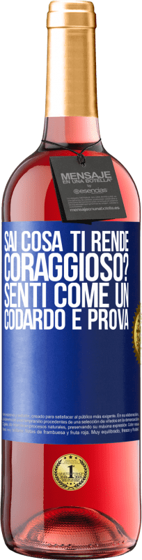 29,95 € Spedizione Gratuita | Vino rosato Edizione ROSÉ sai cosa ti rende coraggioso? Senti come un codardo e prova Etichetta Blu. Etichetta personalizzabile Vino giovane Raccogliere 2024 Tempranillo