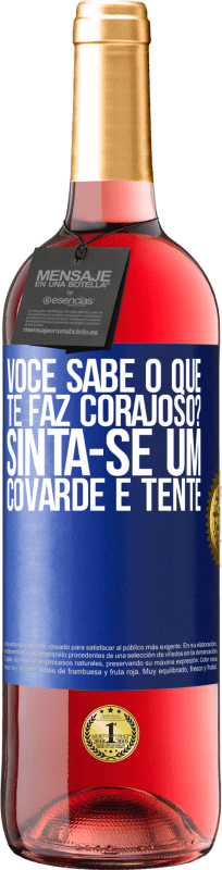 29,95 € Envio grátis | Vinho rosé Edição ROSÉ você sabe o que te faz corajoso? Sinta-se um covarde e tente Etiqueta Azul. Etiqueta personalizável Vinho jovem Colheita 2024 Tempranillo