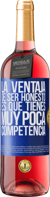 29,95 € Envío gratis | Vino Rosado Edición ROSÉ La ventaja de ser honesto es que tienes muy poca competencia Etiqueta Azul. Etiqueta personalizable Vino joven Cosecha 2024 Tempranillo