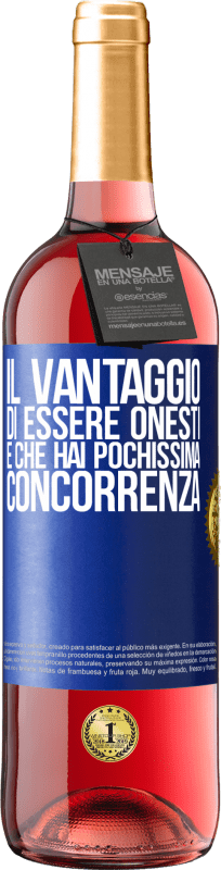 29,95 € Spedizione Gratuita | Vino rosato Edizione ROSÉ Il vantaggio di essere onesti è che hai pochissima concorrenza Etichetta Blu. Etichetta personalizzabile Vino giovane Raccogliere 2024 Tempranillo