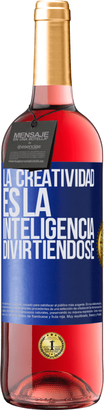 29,95 € Envío gratis | Vino Rosado Edición ROSÉ La creatividad es la inteligencia divirtiéndose Etiqueta Azul. Etiqueta personalizable Vino joven Cosecha 2023 Tempranillo