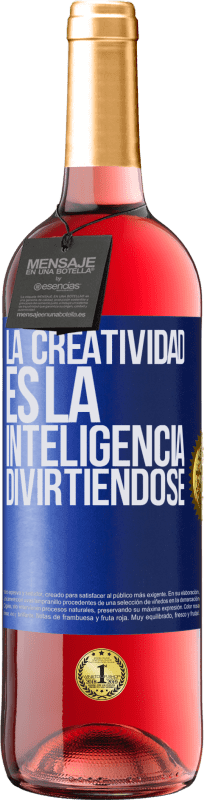 29,95 € Envío gratis | Vino Rosado Edición ROSÉ La creatividad es la inteligencia divirtiéndose Etiqueta Azul. Etiqueta personalizable Vino joven Cosecha 2024 Tempranillo