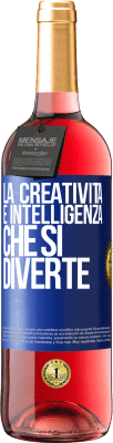 29,95 € Spedizione Gratuita | Vino rosato Edizione ROSÉ La creatività è intelligenza che si diverte Etichetta Blu. Etichetta personalizzabile Vino giovane Raccogliere 2024 Tempranillo